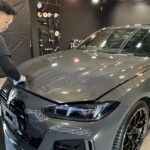 BMW M440i コーティング剤を塗布する様子