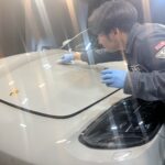 ポルシェ パナメーラ にファインラボセラミックコーティング2層を施工している様子
