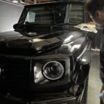 メルセデスベンツ G450d コーティング 特殊ライトで仕上がり確認の最中