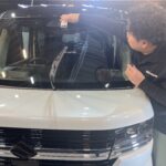 スズキ スペーシアカスタム コーティング剤を塗布する様子