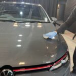 フォルクスワーゲン ゴルフ コーティング剤を塗布する様子