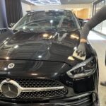 メルセデスベンツ C200 コーティング剤を塗布する様子