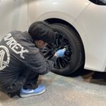 トヨタ ヴェルファイア コーティング剤を塗布する様子