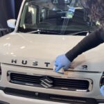 スズキ ハスラー コーティング剤を塗布する様子