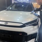 トヨタ カローラクロス コーティング剤を塗布する様子