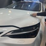 レクサス NX350h コーティング剤を塗布する様子