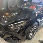 BMW Z4 コーティング剤を塗布する様子