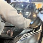 トヨタ ハリアー コーティング剤を塗布する様子