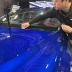 レクサス NX350 コーティング剤を塗布する様子