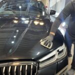 BMW 530e コーティング剤を塗布する様子