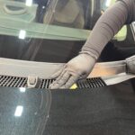 トヨタ ヤリスクロス コーティング剤を塗布する様子