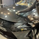 レクサス LC500 コーティング剤を塗布する様子