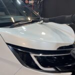 トヨタ ノア ハイブリッド コーティング剤を塗布する様子
